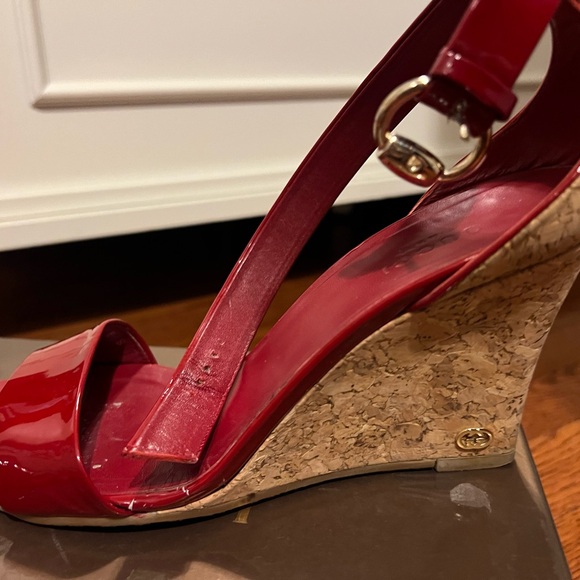 Gucci Red Patent  Size 8 lightly worn - Picture 5 of 6